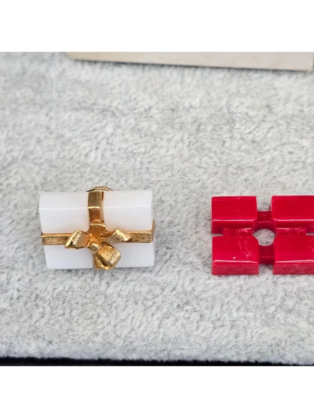 Vintage 1979 Avon Surprise Package Convertible Tack Pin Christmas Gift Box Set